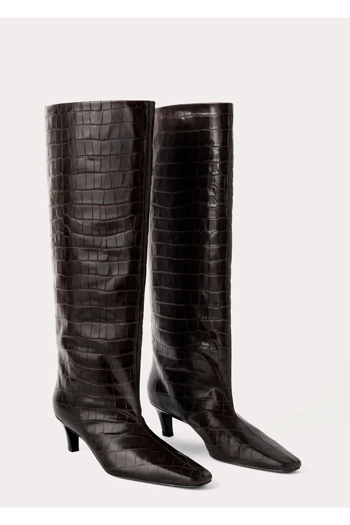 TOTEME 더 와이드 샤프트 부츠 다크 브라운 크로코의 다크 브라운 크로코컬러 3번쨰 이미지입니다.