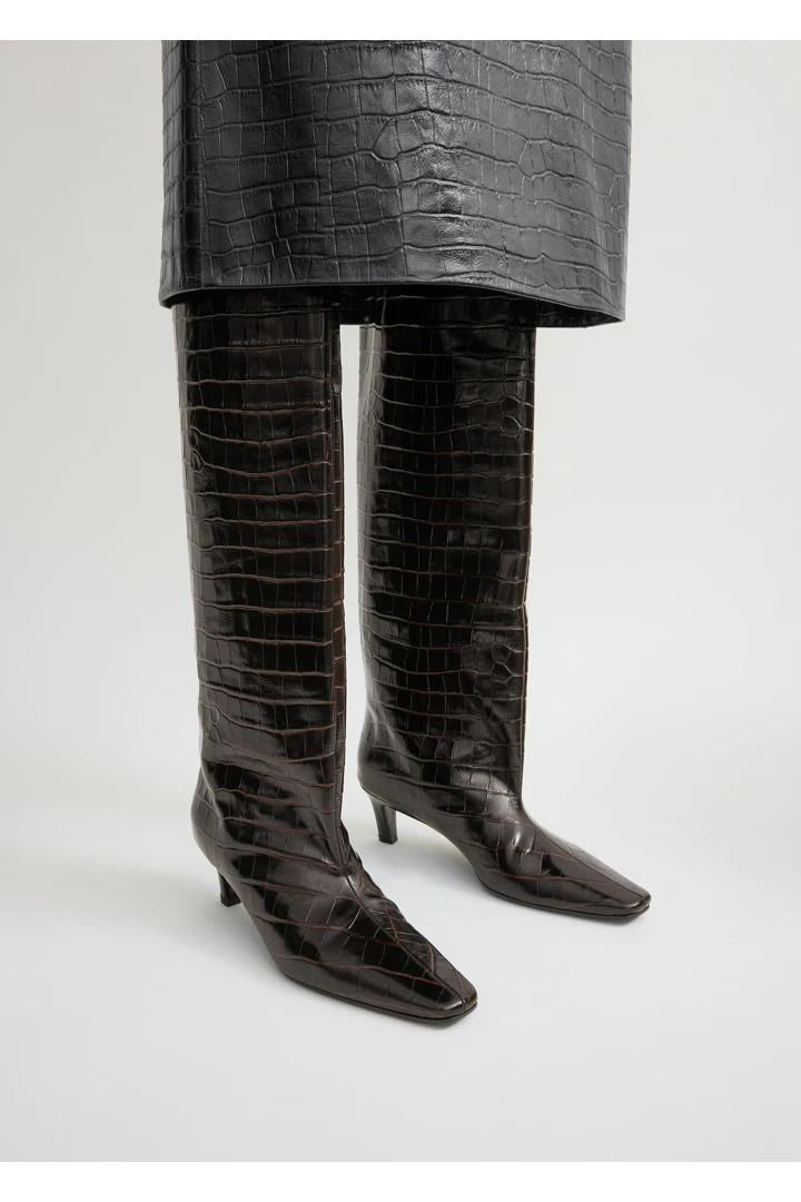 TOTEME 더 와이드 샤프트 부츠 다크 브라운 크로코의 다크 브라운 크로코컬러 2번쨰 이미지입니다.