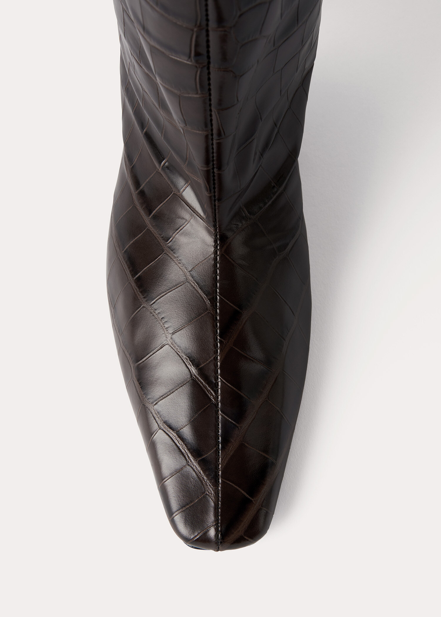 TOTEME 더 와이드 샤프트 부츠 다크 브라운 크로코의 다크 브라운 크로코컬러 5번쨰 이미지입니다.