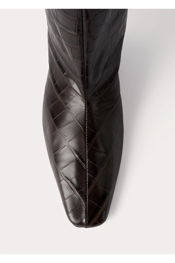 TOTEME 더 와이드 샤프트 부츠 다크 브라운 크로코의 다크 브라운 크로코컬러 5번쨰 이미지입니다.