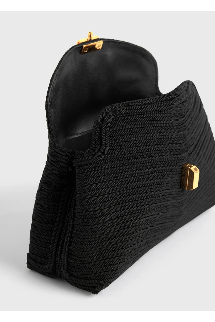 TOTEME 미니 티-락 클러치 블랙의 블랙컬러 3번쨰 이미지입니다.