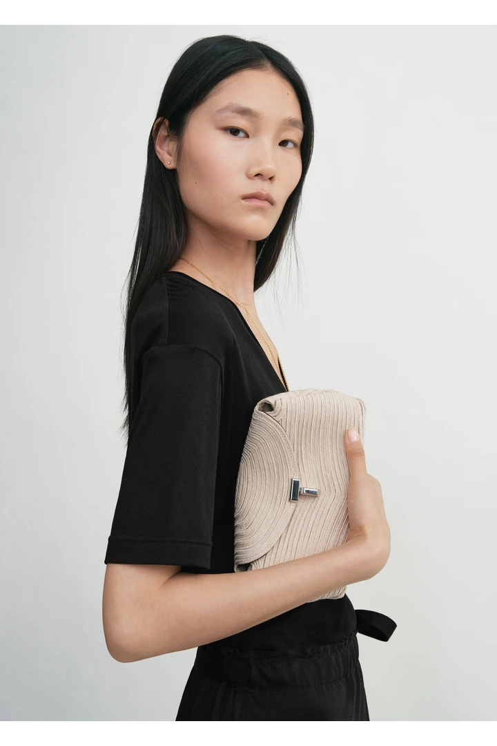 TOTEME 미니 티-락 클러치 펄의 펄컬러 2번쨰 이미지입니다.