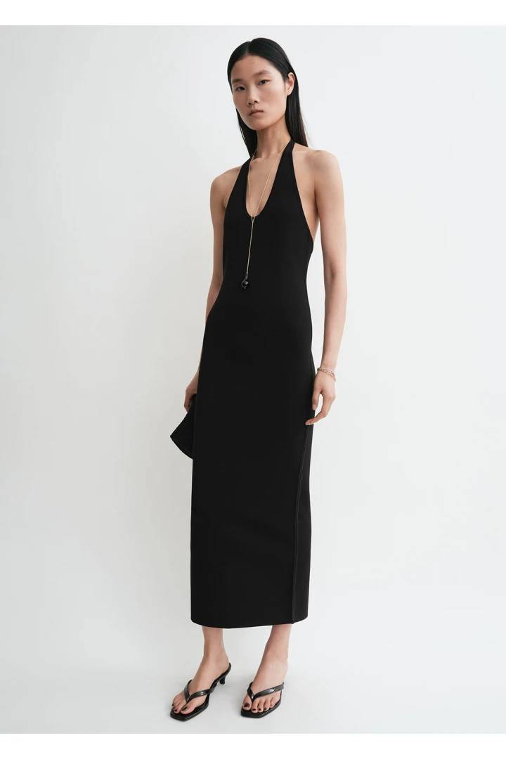 TOTEME 컴팩트 니트 홀터 드레스 블랙의 블랙컬러 1번쨰 이미지입니다.