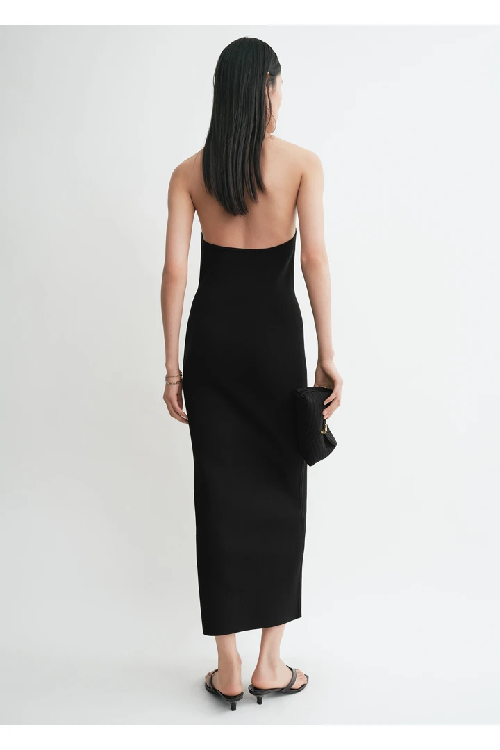 TOTEME 컴팩트 니트 홀터 드레스 블랙의 블랙컬러 2번쨰 이미지입니다.