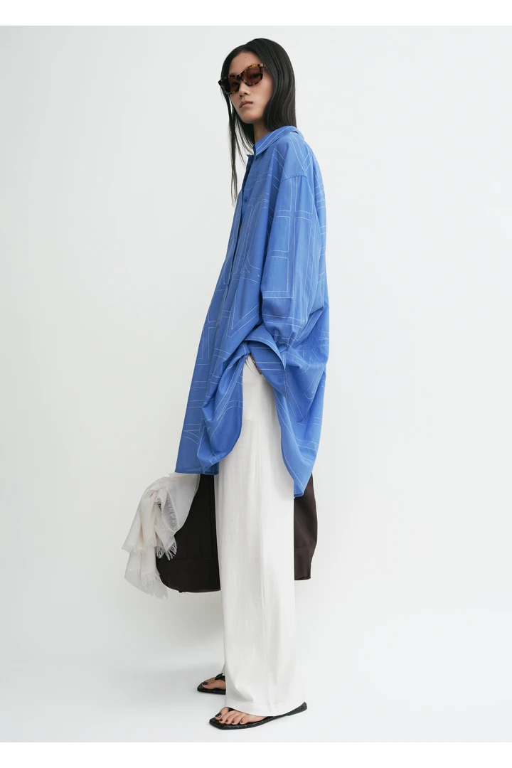 TOTEME 롱 썸머 셔츠 코발트의 코발트컬러 2번쨰 이미지입니다.