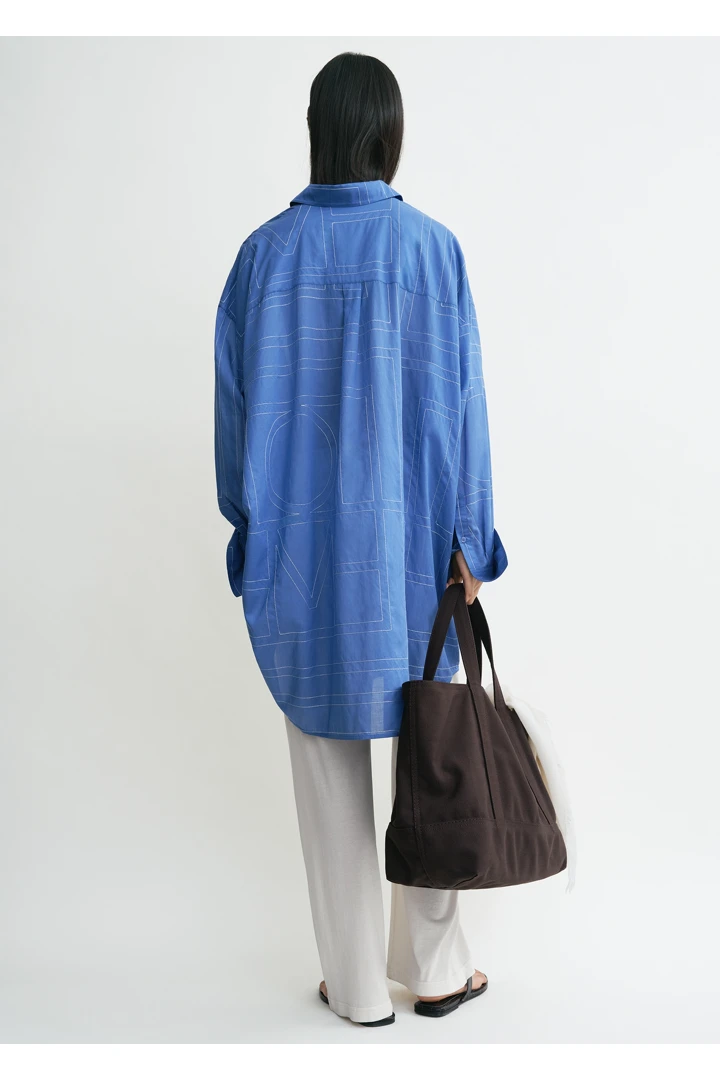 TOTEME 롱 썸머 셔츠 코발트의 코발트컬러 3번쨰 이미지입니다.