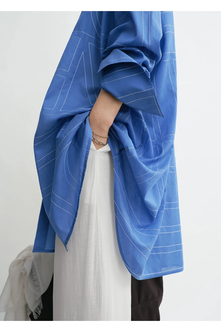 TOTEME 롱 썸머 셔츠 코발트의 코발트컬러 4번쨰 이미지입니다.