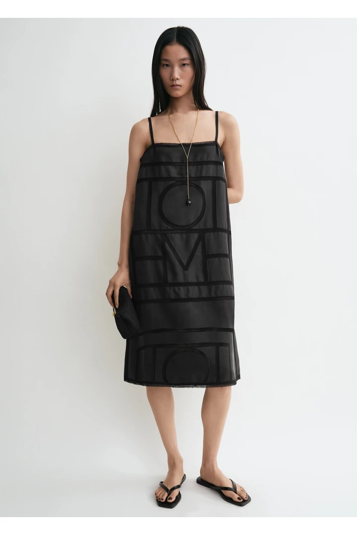 TOTEME 모노그램 실크 드레스 워시드 블랙의 워시드 블랙컬러 0번쨰 이미지입니다.