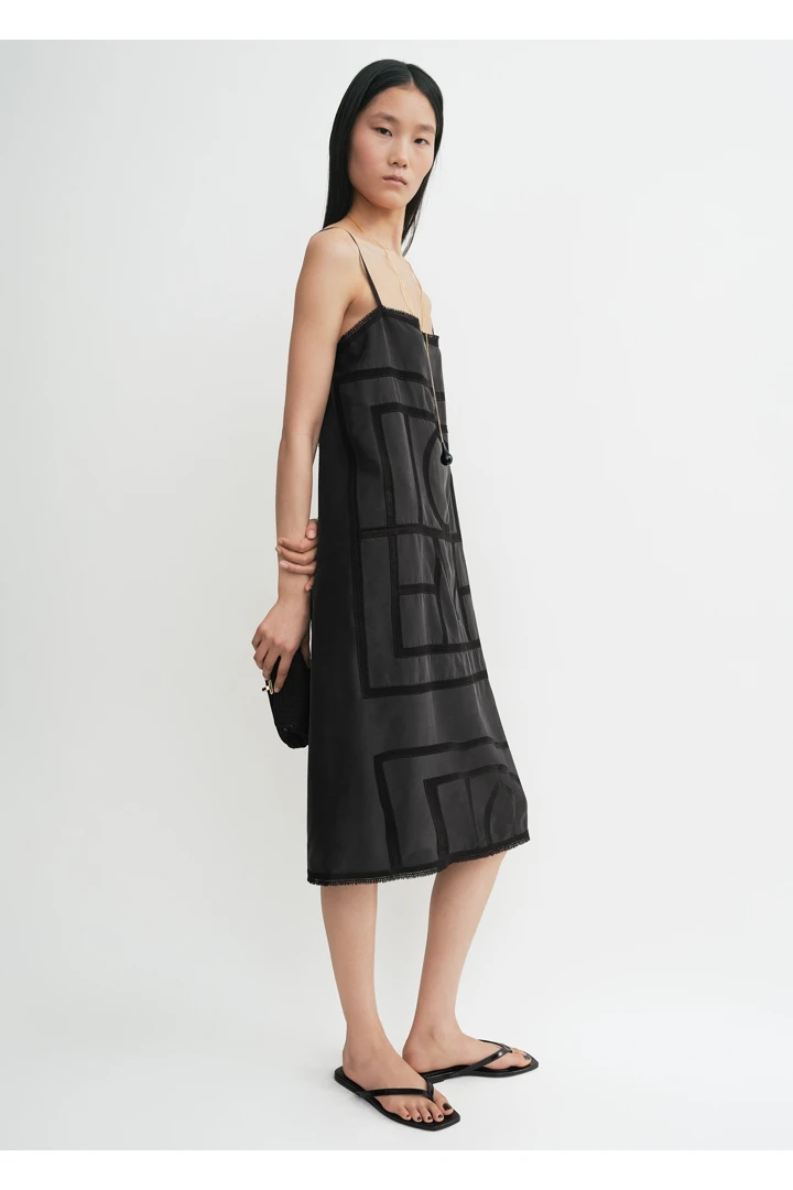 TOTEME 모노그램 실크 드레스 워시드 블랙의 워시드 블랙컬러 1번쨰 이미지입니다.