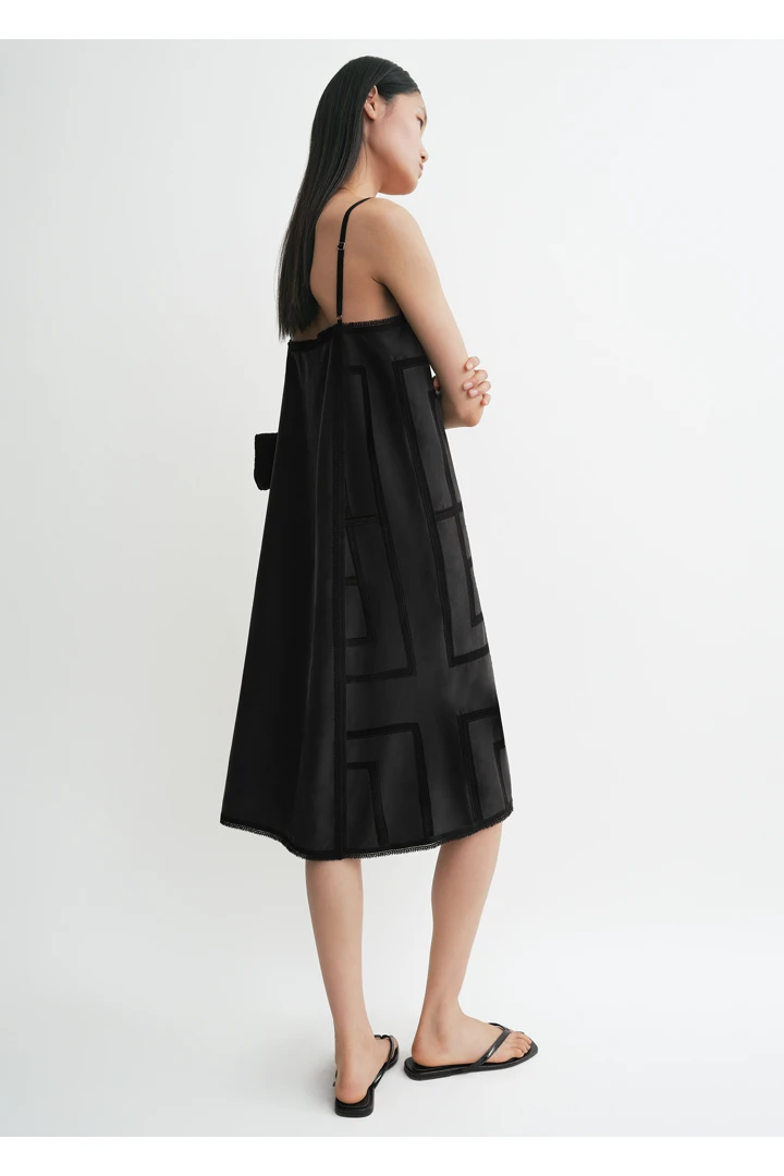 TOTEME 모노그램 실크 드레스 워시드 블랙의 워시드 블랙컬러 2번쨰 이미지입니다.