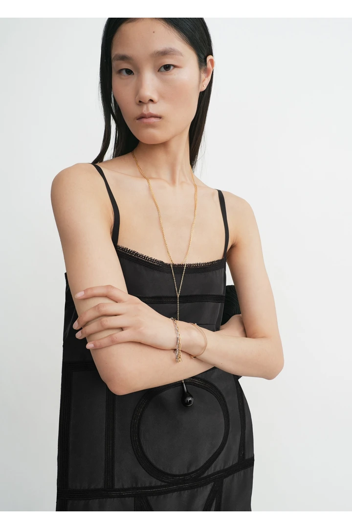 TOTEME 모노그램 실크 드레스 워시드 블랙의 워시드 블랙컬러 3번쨰 이미지입니다.