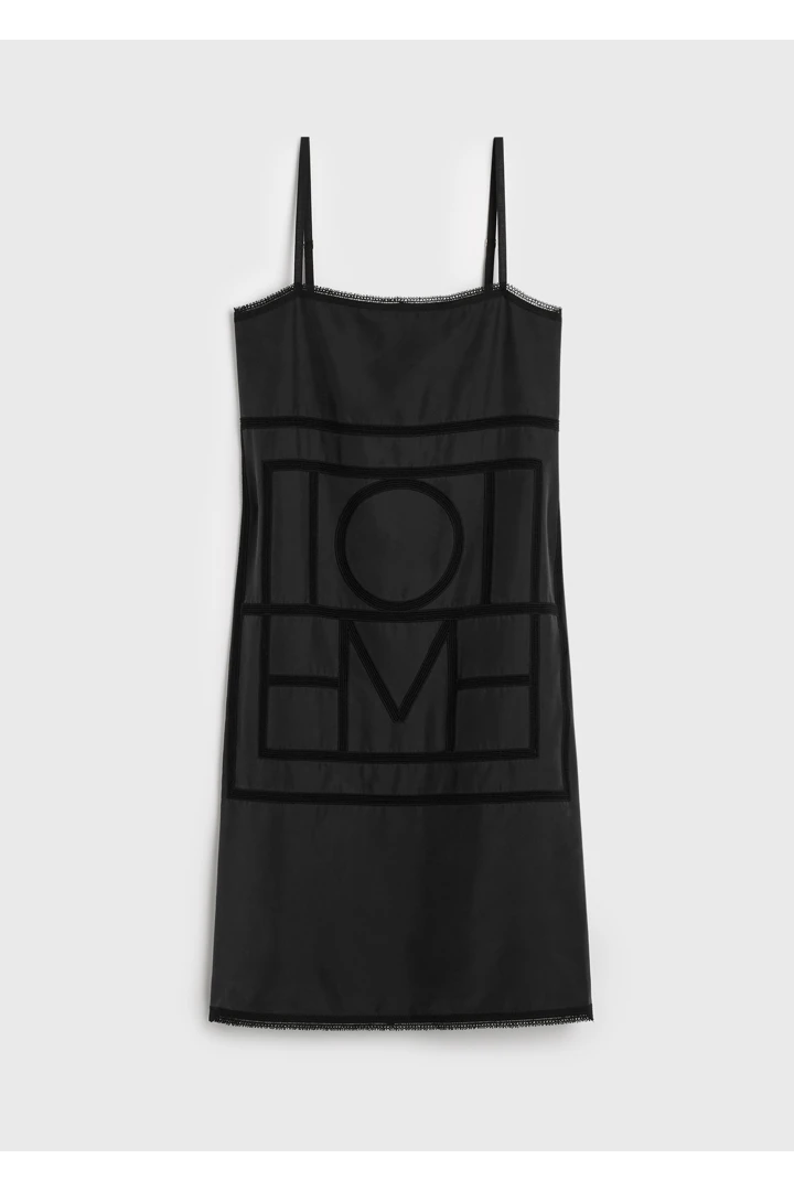 TOTEME 모노그램 실크 드레스 워시드 블랙의 워시드 블랙컬러 4번쨰 이미지입니다.