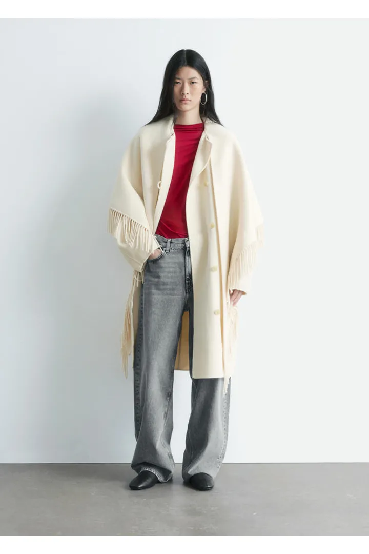 앤아더스토리즈 프린지 숄 울 코트의 크림컬러 ECOMLook입니다.