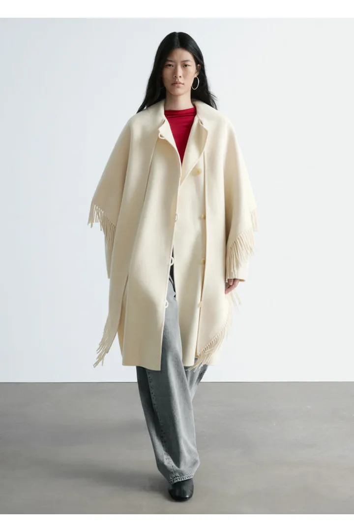 앤아더스토리즈 프린지 숄 울 코트의 크림컬러 ECOMLook입니다.