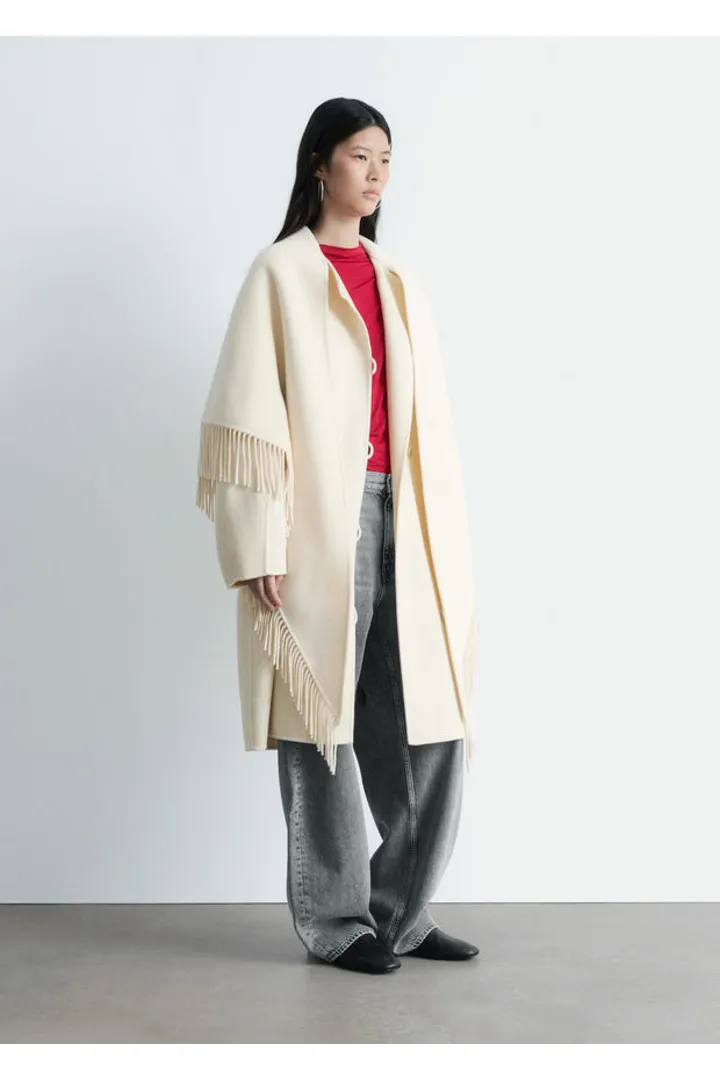 앤아더스토리즈 프린지 숄 울 코트의 크림컬러 ECOMLook입니다.