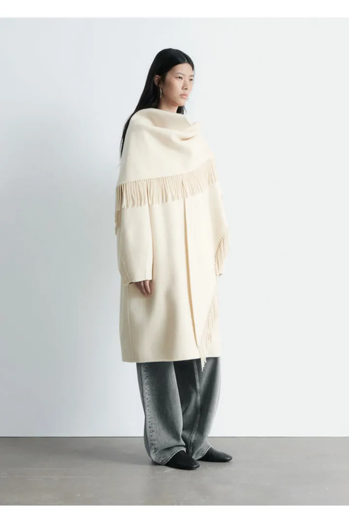 앤아더스토리즈 프린지 숄 울 코트의 크림컬러 ECOMLook입니다.