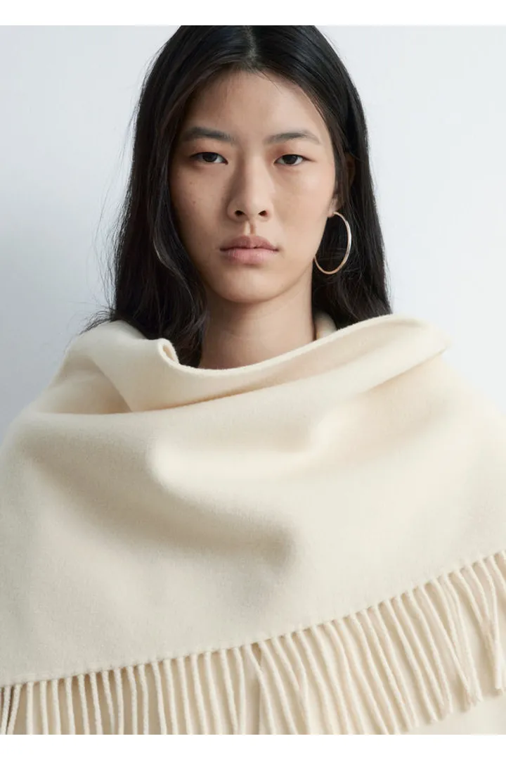 앤아더스토리즈 프린지 숄 울 코트의 크림컬러 ECOMLook입니다.