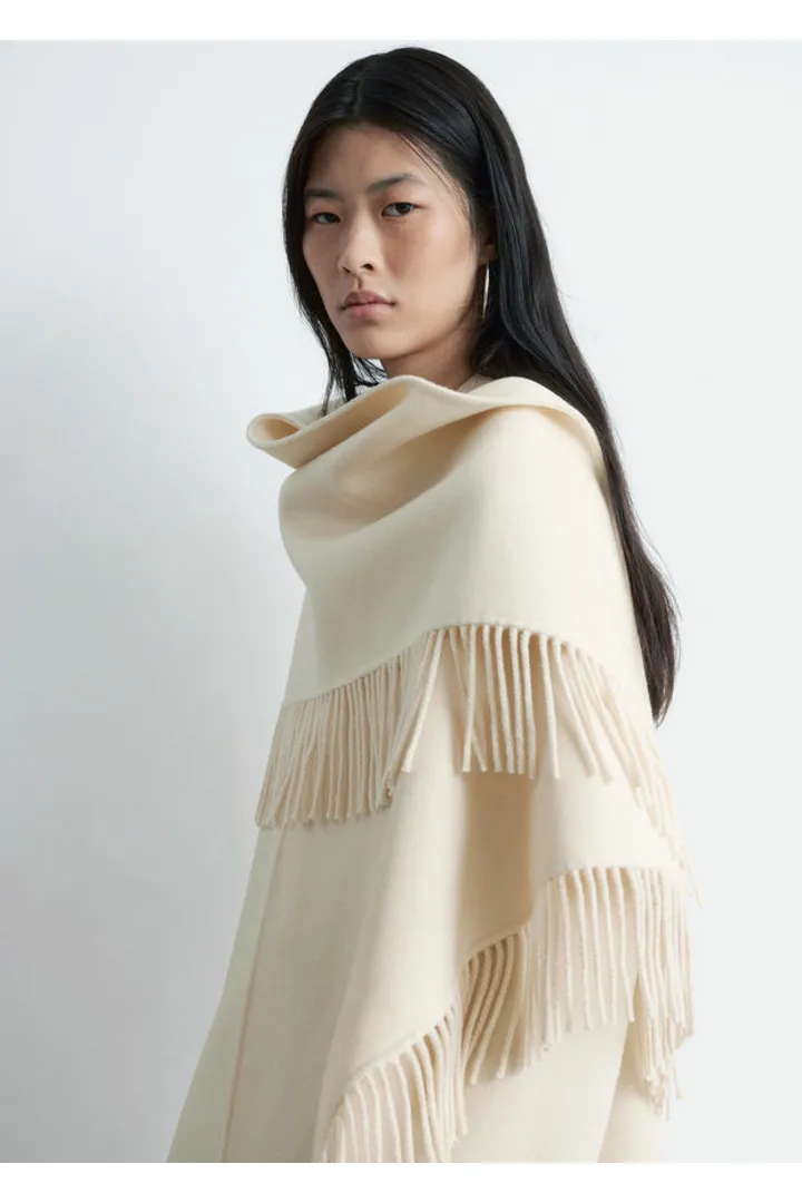 앤아더스토리즈 프린지 숄 울 코트의 크림컬러 ECOMLook입니다.