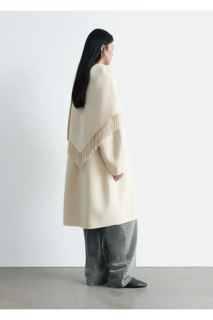 앤아더스토리즈 프린지 숄 울 코트의 크림컬러 ECOMLook입니다.