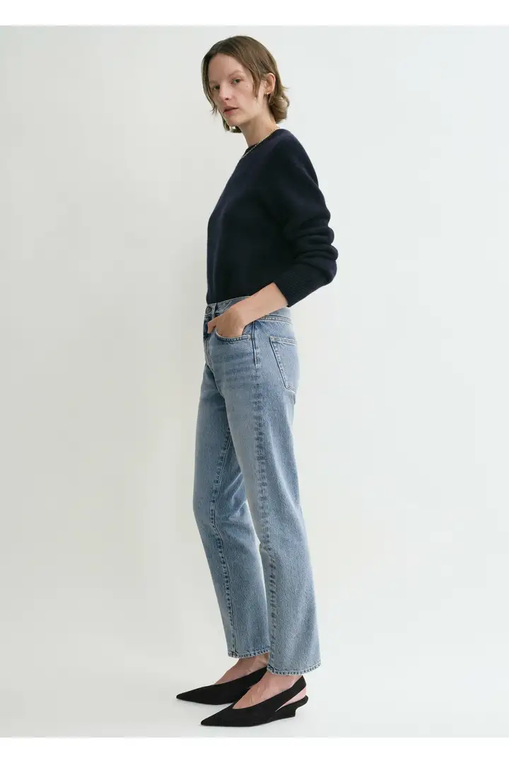 TOTEME 트위스티드 심 데님 원 블루의 원 블루컬러 1번쨰 이미지입니다.