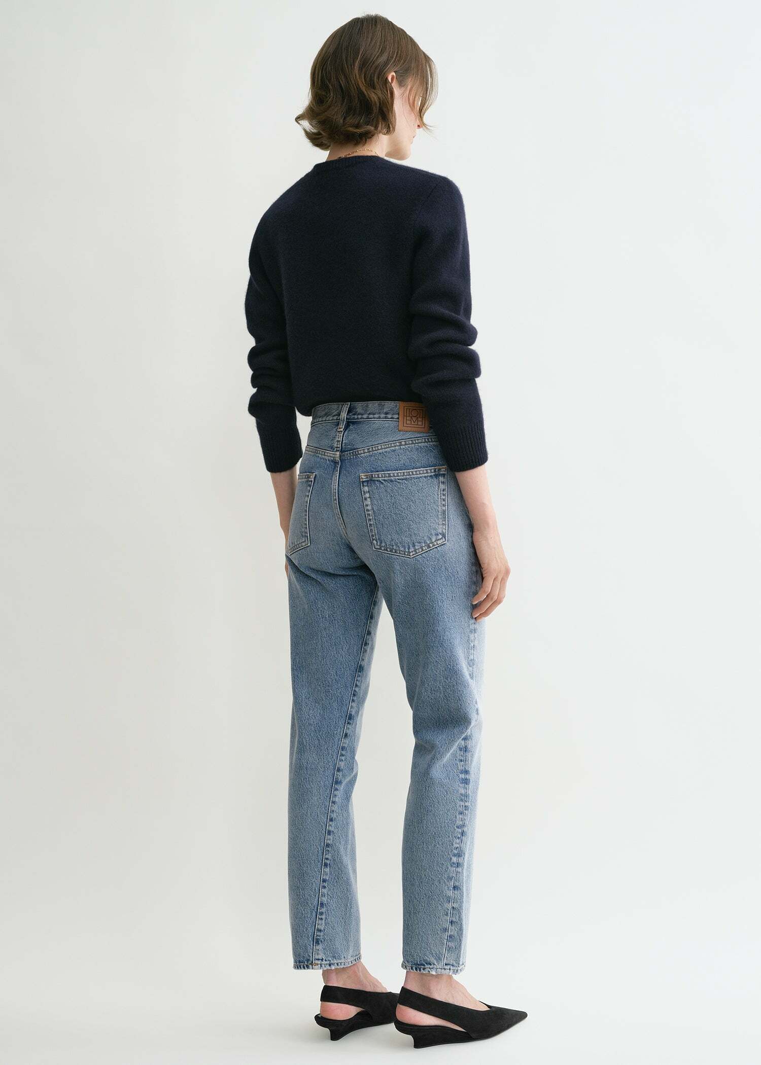 TOTEME 트위스티드 심 데님 원 블루의 원 블루컬러 2번쨰 이미지입니다.