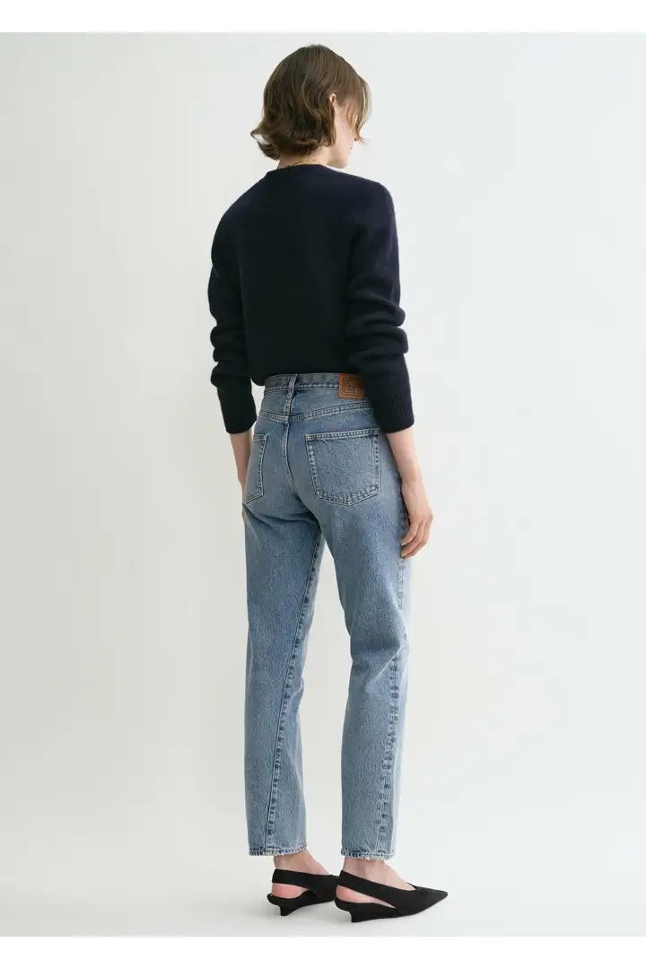 TOTEME 트위스티드 심 데님 원 블루의 원 블루컬러 2번쨰 이미지입니다.