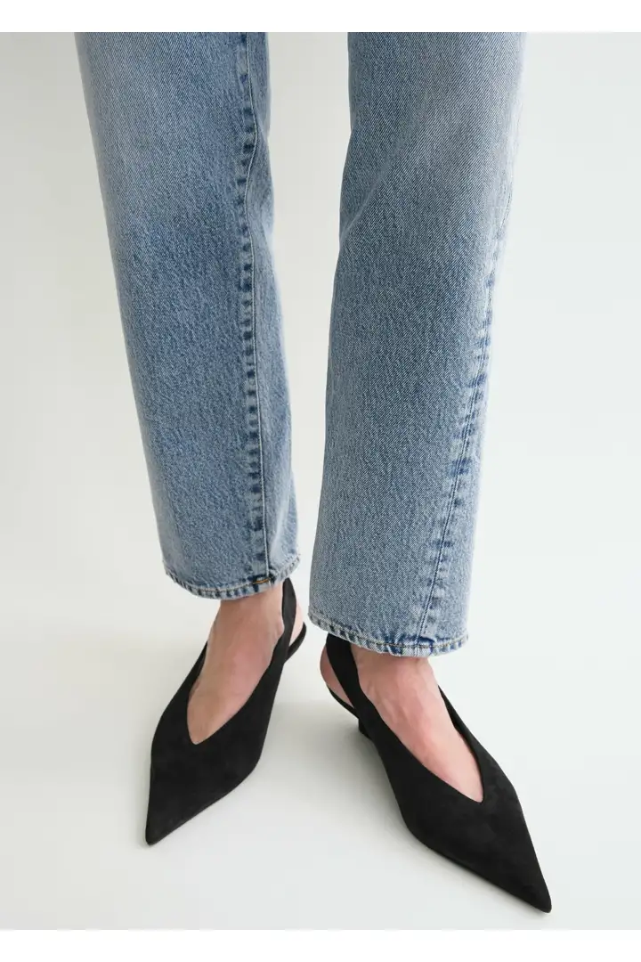 TOTEME 트위스티드 심 데님 원 블루의 원 블루컬러 3번쨰 이미지입니다.