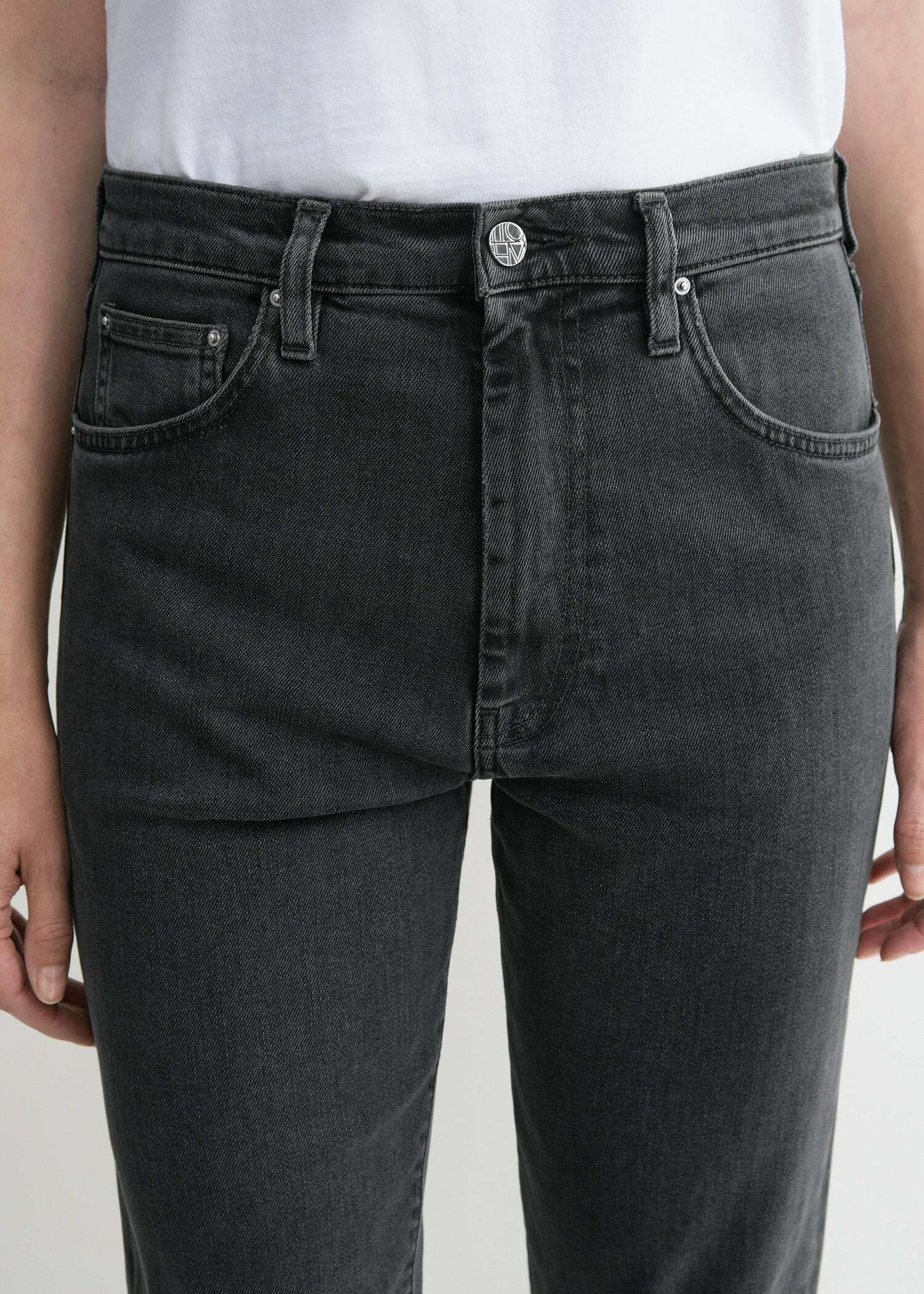 TOTEME 트위스티드 심 데님 그레이의 그레이컬러 3번쨰 이미지입니다.