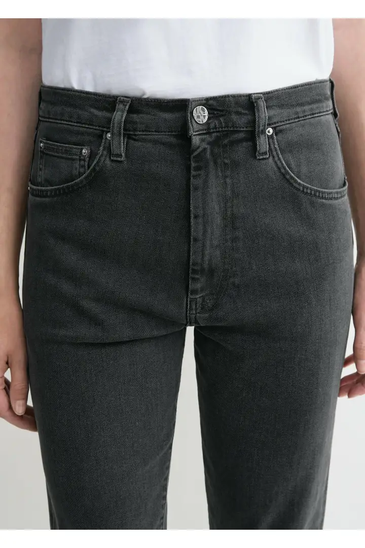 TOTEME 트위스티드 심 데님 그레이의 그레이컬러 3번쨰 이미지입니다.