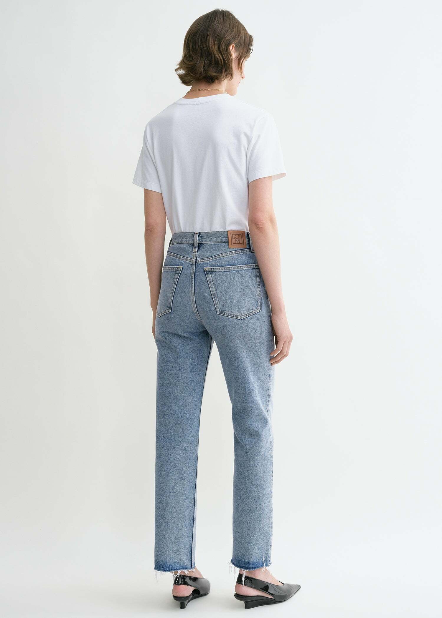 TOTEME 클래식 컷 데님 원 블루의 원 블루컬러 2번쨰 이미지입니다.