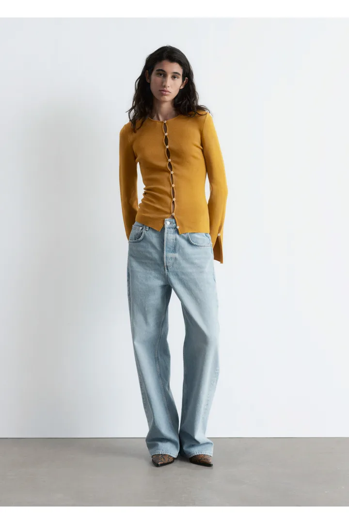 앤아더스토리즈 피티드 울 가디건의 머스타드 옐로우컬러 ECOMLook입니다.