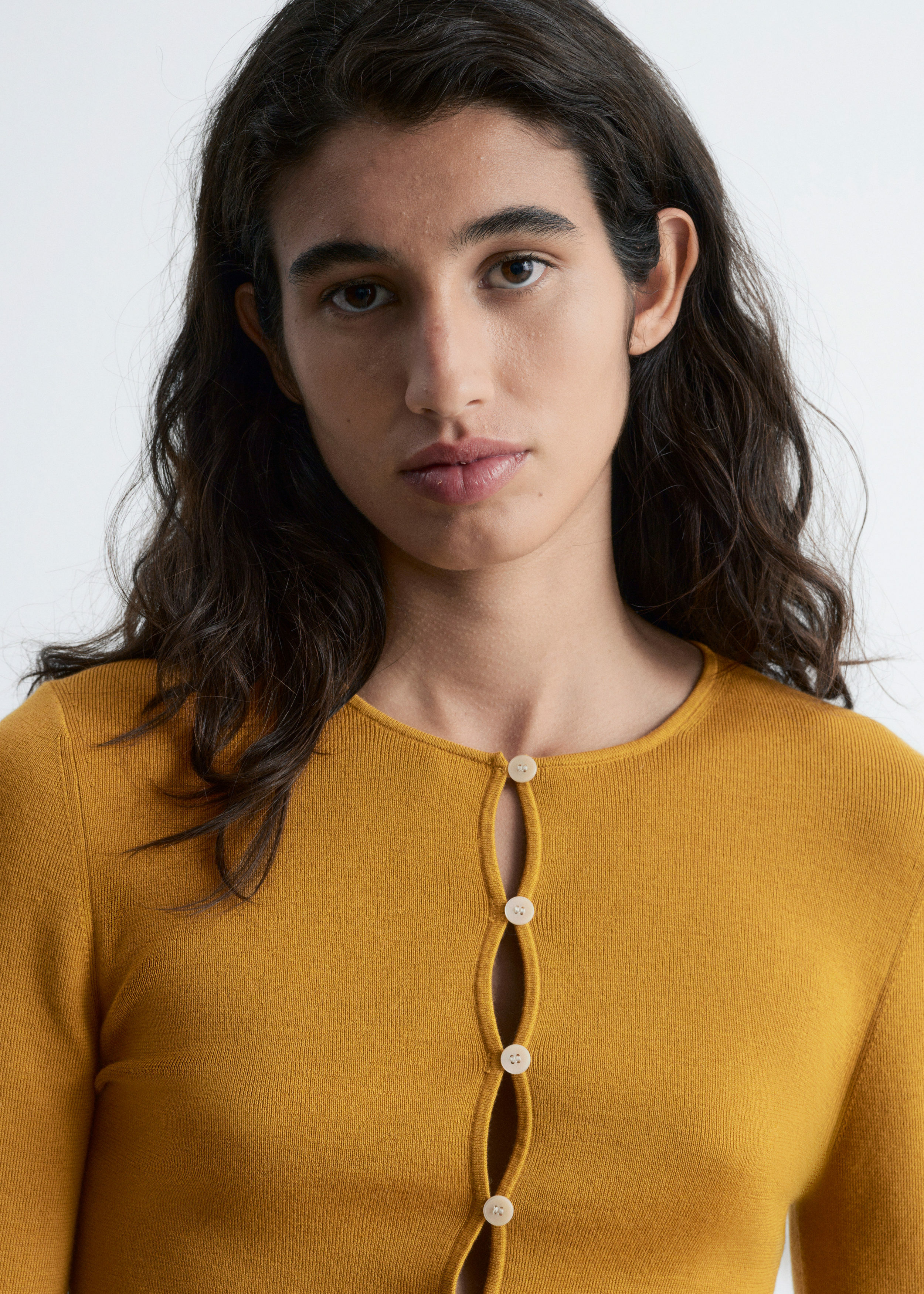 앤아더스토리즈 피티드 울 가디건의 머스타드 옐로우컬러 ECOMLook입니다.