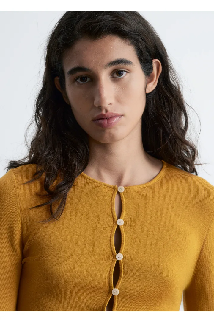 앤아더스토리즈 피티드 울 가디건의 머스타드 옐로우컬러 ECOMLook입니다.