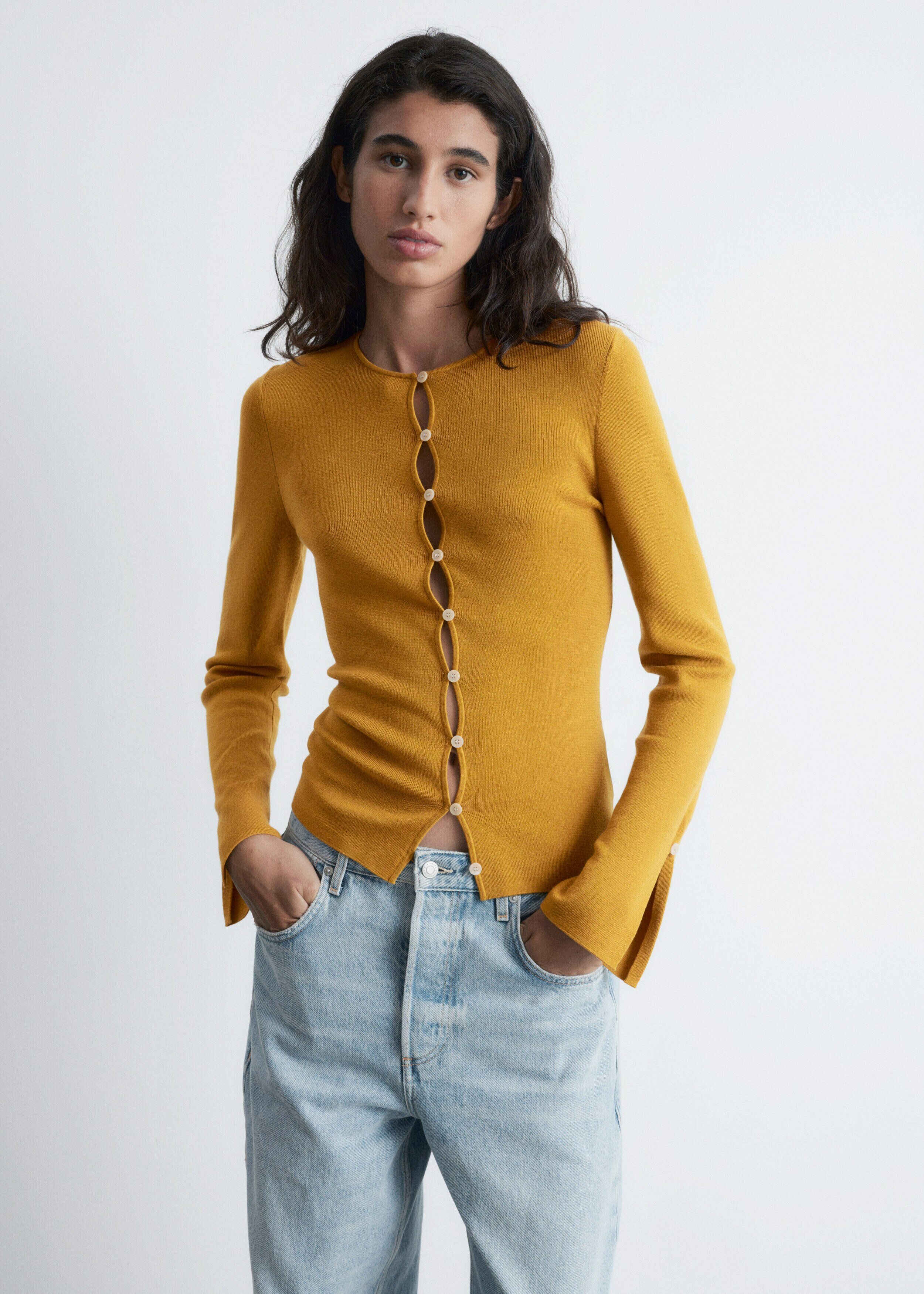 앤아더스토리즈 피티드 울 가디건의 머스타드 옐로우컬러 ECOMLook입니다.