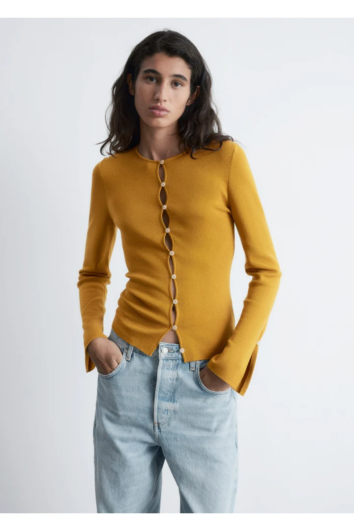 앤아더스토리즈 피티드 울 가디건의 머스타드 옐로우컬러 ECOMLook입니다.