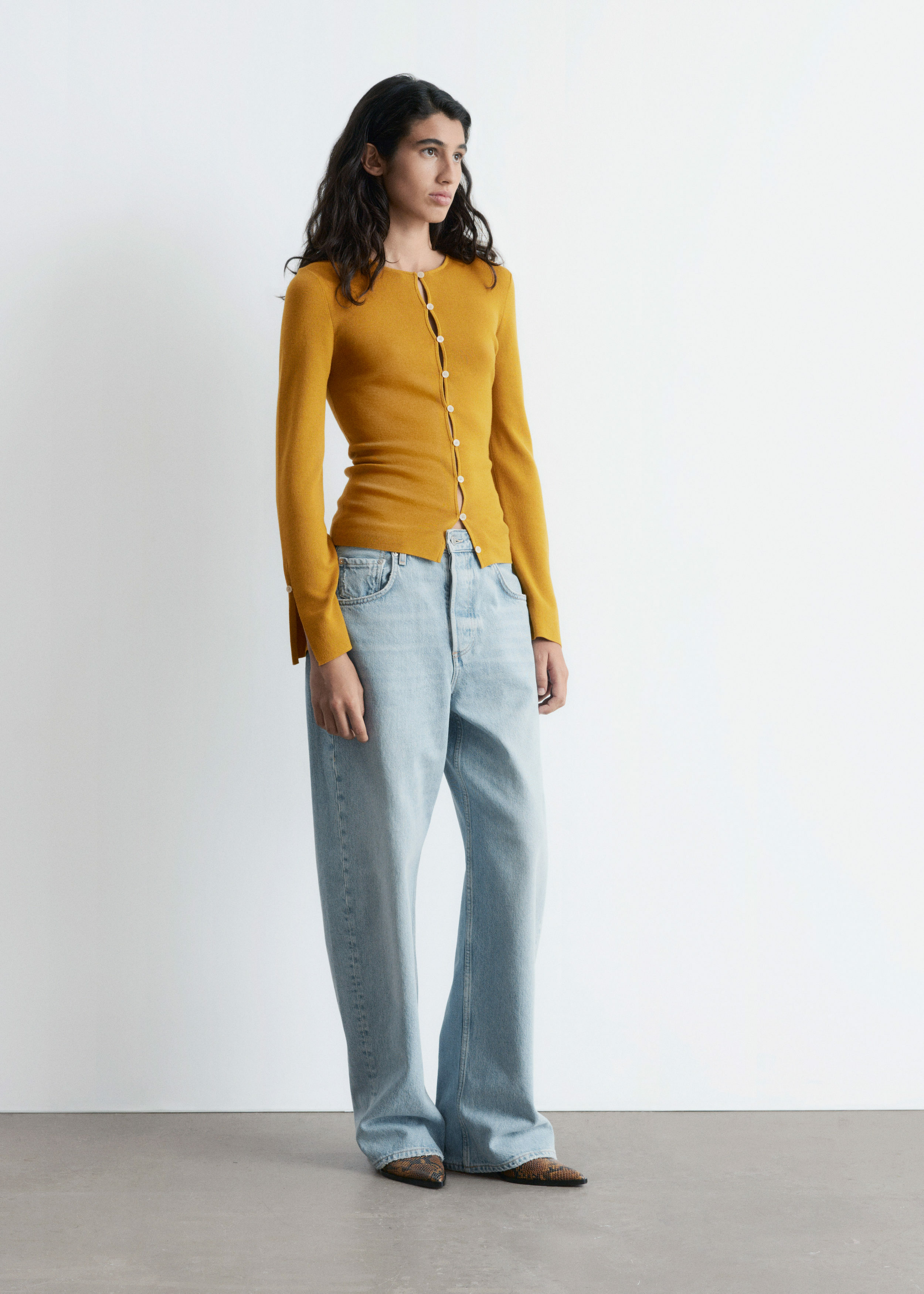 앤아더스토리즈 피티드 울 가디건의 머스타드 옐로우컬러 ECOMLook입니다.