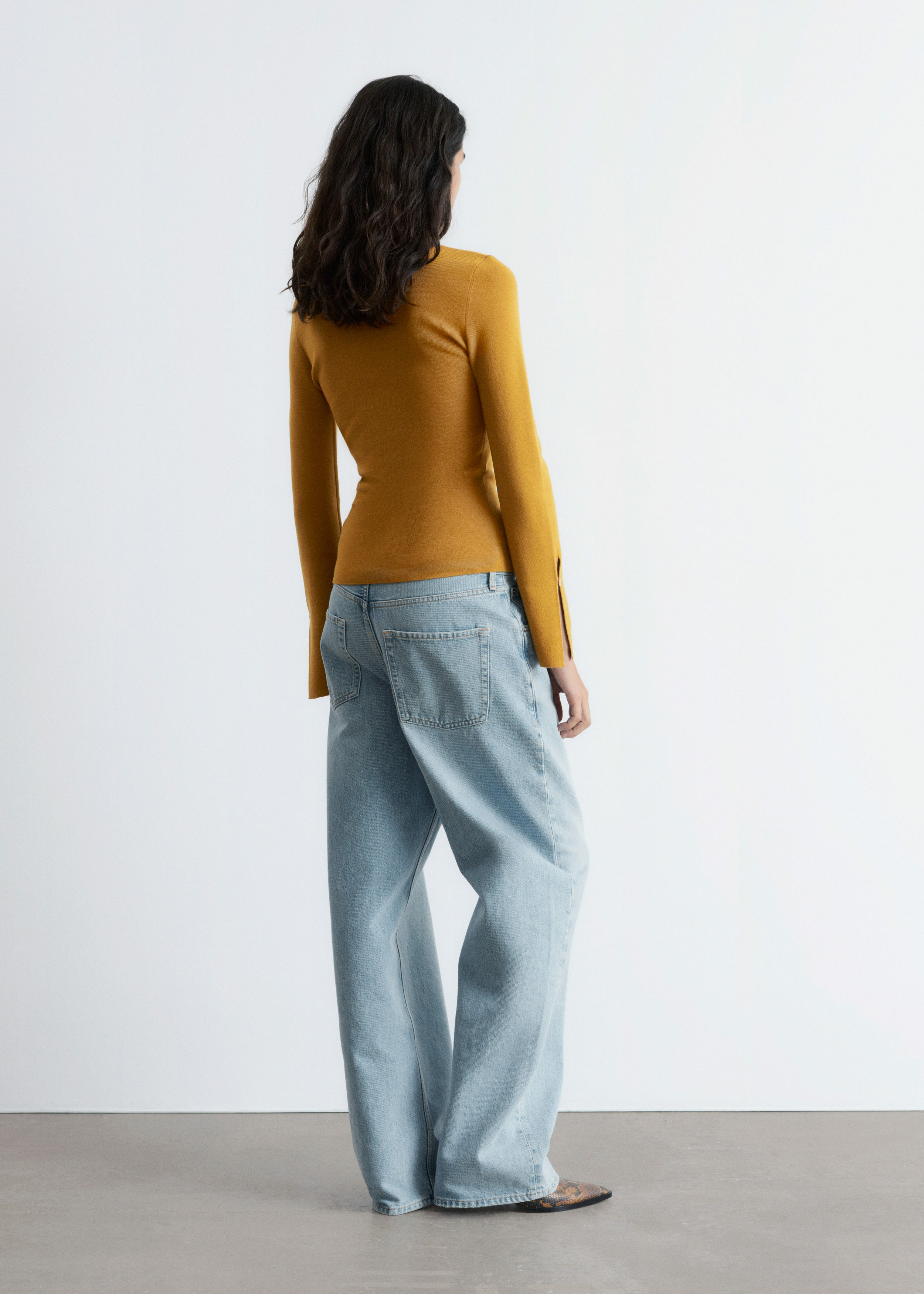 앤아더스토리즈 피티드 울 가디건의 머스타드 옐로우컬러 ECOMLook입니다.