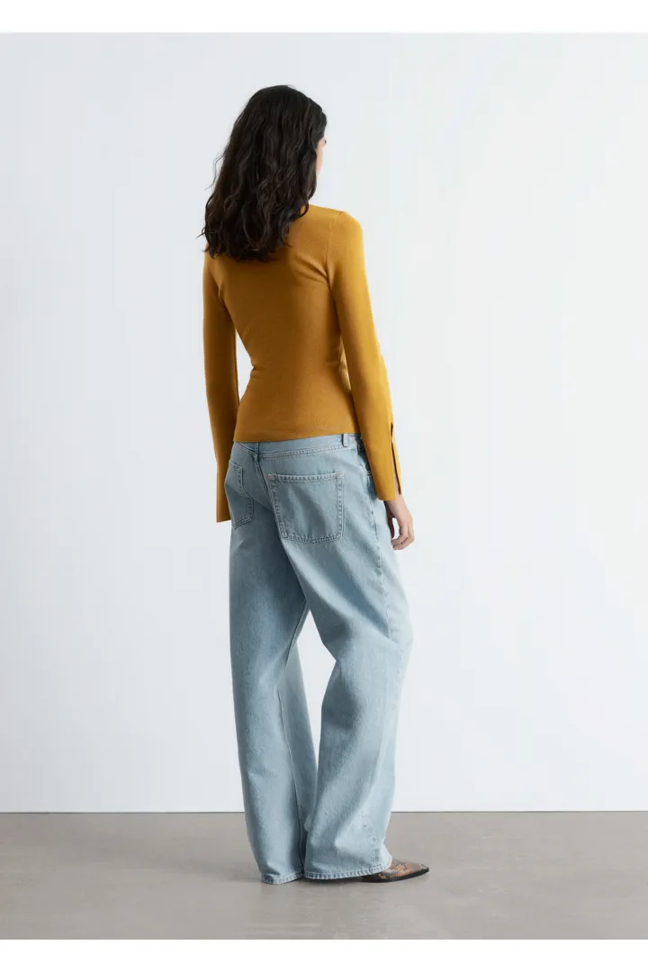 앤아더스토리즈 피티드 울 가디건의 머스타드 옐로우컬러 ECOMLook입니다.