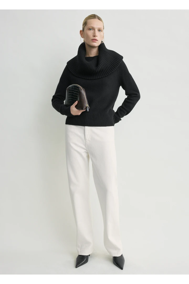 TOTEME 퍼널 울 니트 블랙의 블랙컬러 1번쨰 이미지입니다.