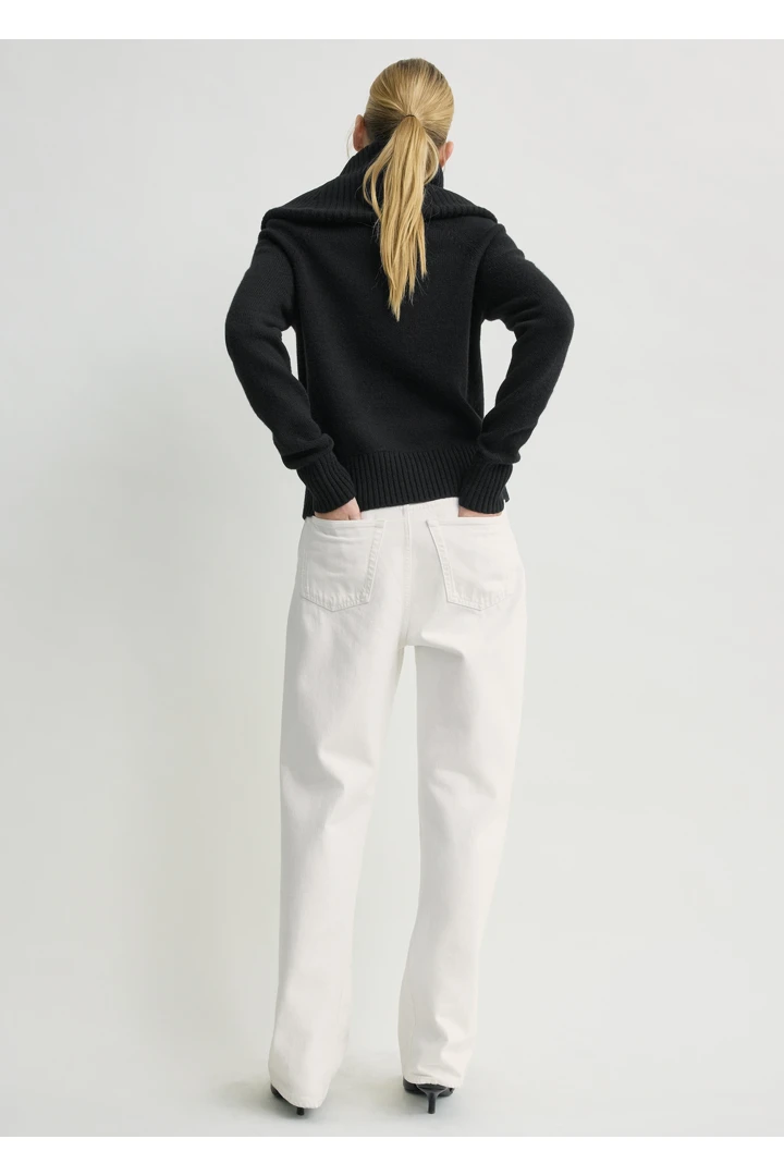 TOTEME 퍼널 울 니트 블랙의 블랙컬러 2번쨰 이미지입니다.