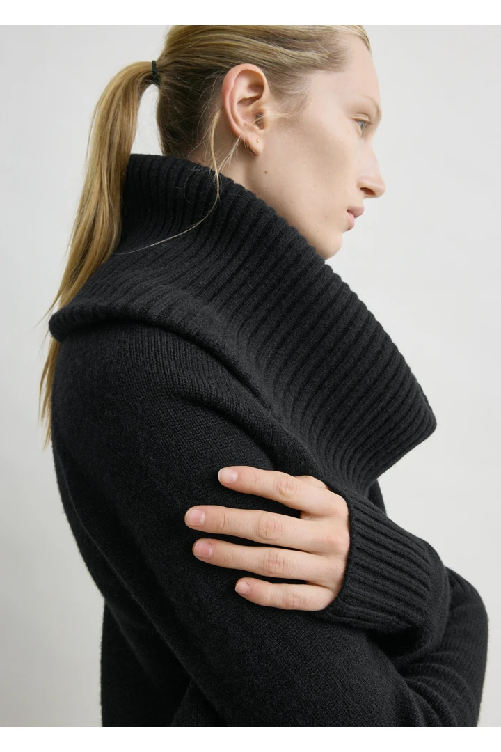 TOTEME 퍼널 울 니트 블랙의 블랙컬러 3번쨰 이미지입니다.