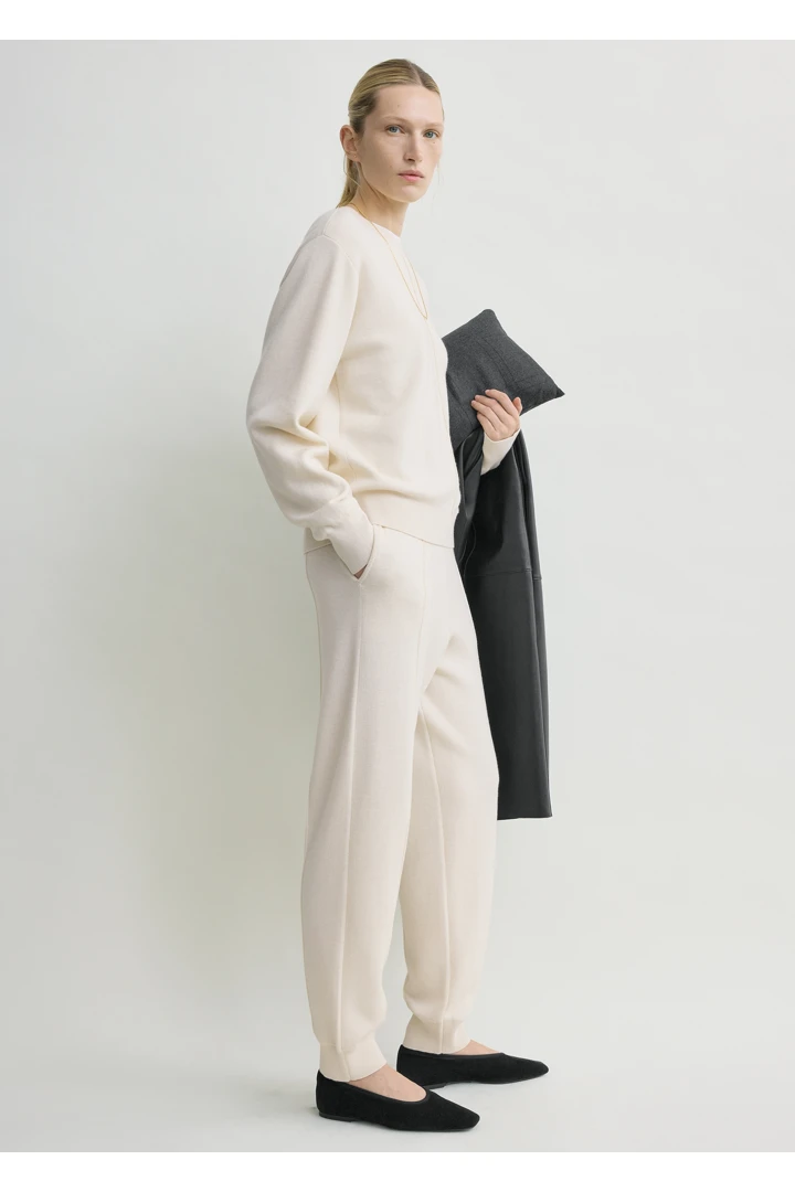 TOTEME 핀턱 스웨터 에크루의 에크루컬러 0번쨰 이미지입니다.