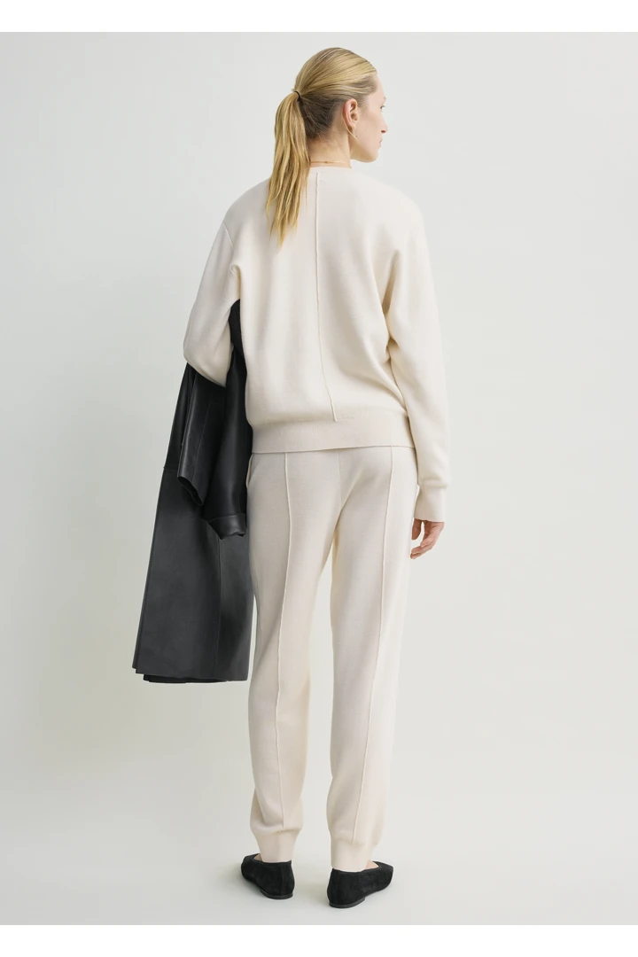 TOTEME 핀턱 스웨터 에크루의 에크루컬러 2번쨰 이미지입니다.