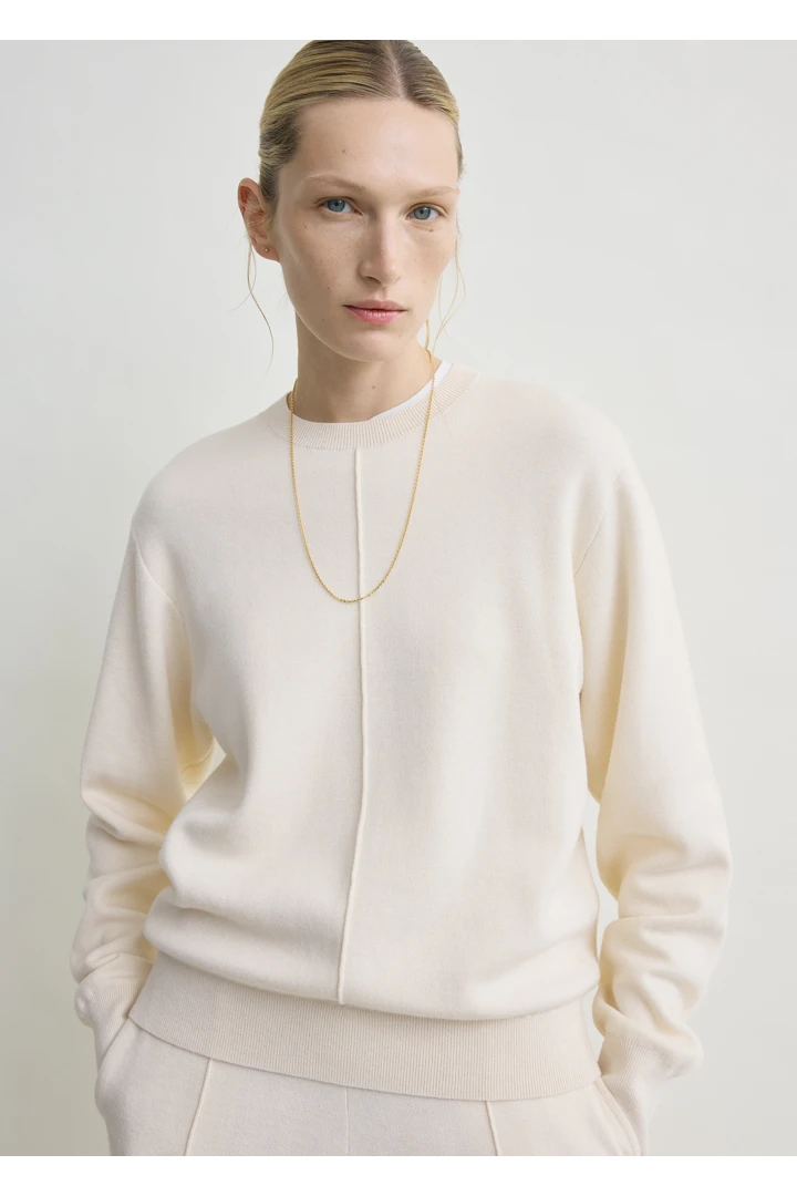 TOTEME 핀턱 스웨터 에크루의 에크루컬러 3번쨰 이미지입니다.