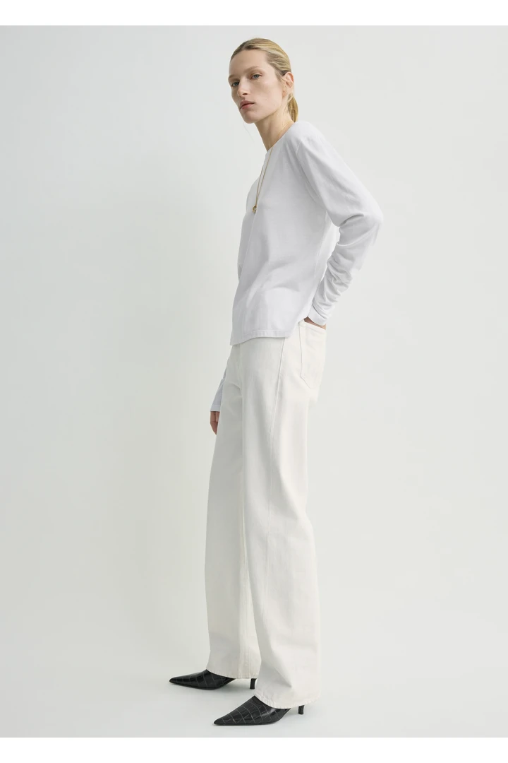 TOTEME 클래식 롱 슬리브 티셔츠 화이트의 화이트컬러 1번쨰 이미지입니다.