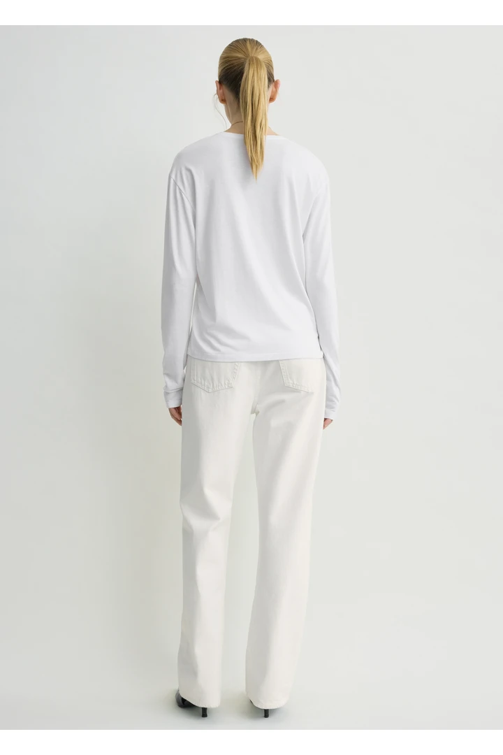 TOTEME 클래식 롱 슬리브 티셔츠 화이트의 화이트컬러 2번쨰 이미지입니다.