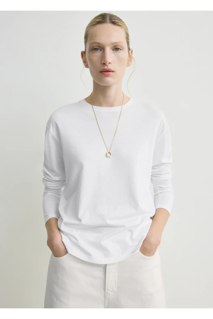 TOTEME 클래식 롱 슬리브 티셔츠 화이트의 화이트컬러 3번쨰 이미지입니다.