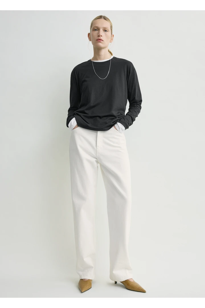 TOTEME 클래식 롱 슬리브 티셔츠 블랙의 블랙컬러 1번쨰 이미지입니다.