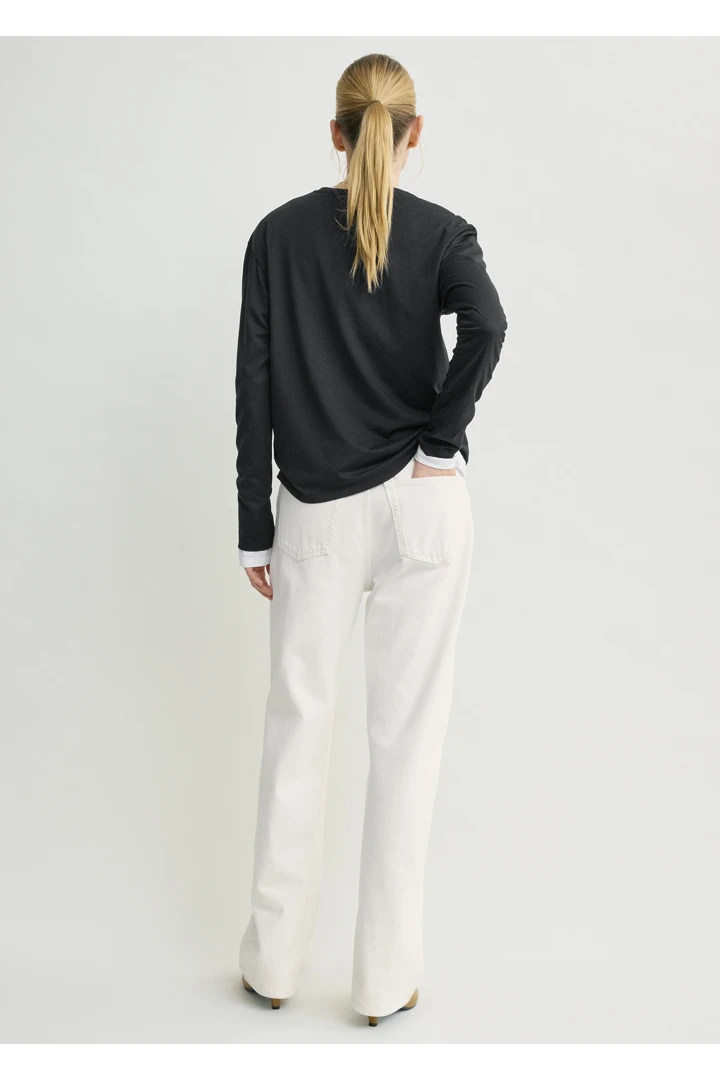 TOTEME 클래식 롱 슬리브 티셔츠 블랙의 블랙컬러 2번쨰 이미지입니다.