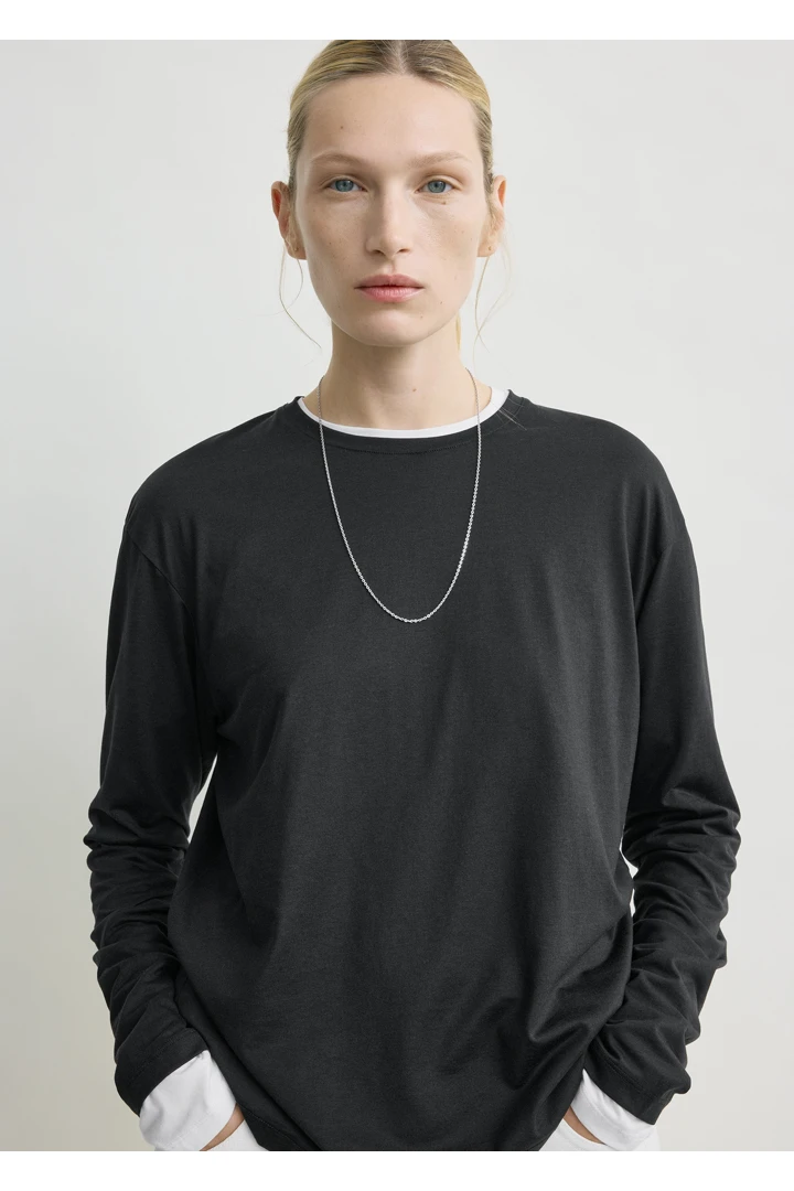 TOTEME 클래식 롱 슬리브 티셔츠 블랙의 블랙컬러 3번쨰 이미지입니다.